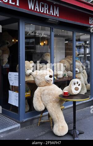 riesige Teddybären, die an Tischen drinnen und draußen des Bouquet Wagram Cafés in Paris, Frankreich, sitzen Stockfoto