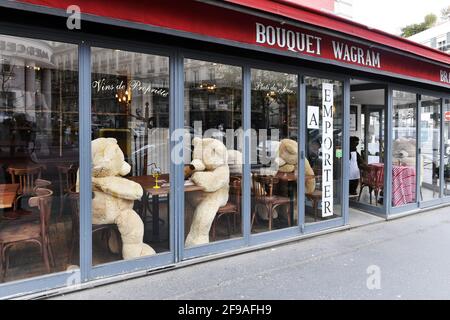 riesige Teddybären, die an Tischen drinnen und draußen des Bouquet Wagram Cafés in Paris, Frankreich, sitzen Stockfoto