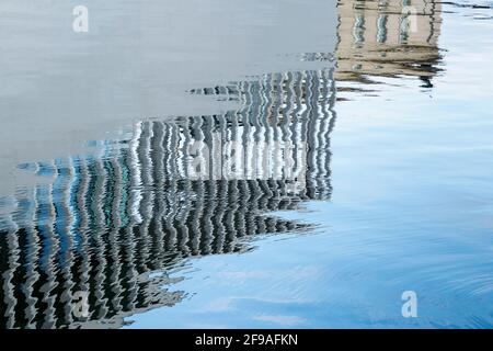 Berlin, Mitte, Museumsinsel, James-Simon-Galerie, Reflexion im Spreekanal Stockfoto