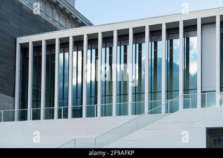 Berlin, Mitte, Museumsinsel, Pergamonmuseum, James-Simon-Galerie, Moderne Säulenfassade von David Chipperfield Stockfoto