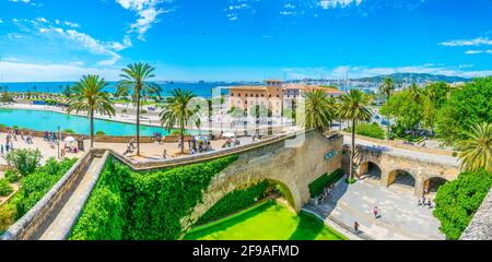 PALMA DE MALLORCA, SPANIEN, 18. MAI 2017: Die Menschen schlendern durch den Parc de la Mar in Palma de Mallorca, Spanien Stockfoto