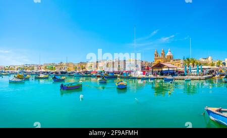 MARSAXLOKK, MALTA, 30. APRIL 2017: Bunte Fischerboote legen in Marsaxlokk, Malta, an Stockfoto