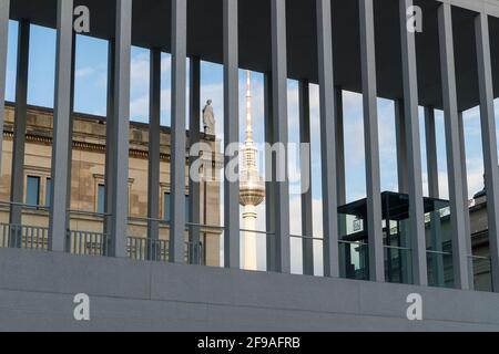 Berlin, Mitte, Museumsinsel, Pergamonmuseum, James-Simon-Galerie, Blick auf das Neue Museum und den Fernsehturm Stockfoto