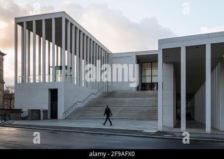 Berlin, Mitte, Museumsinsel, James-Simon-Galerie, Fußgänger Stockfoto