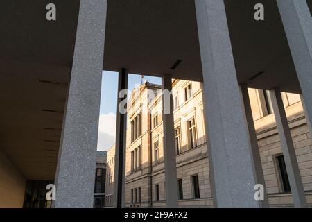 Berlin, Mitte, Museumsinsel, Neues Museum im Abendlicht, James-Simon-Galerie Stockfoto