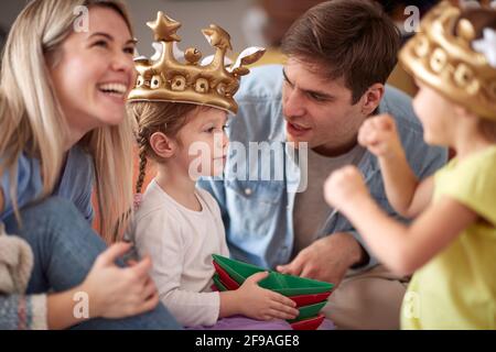 Junge Familie, die eine wunderbare Zeit in einer fröhlichen Atmosphäre zu Hause zusammen. Familie, spielen, Zuhause, Zweisamkeit Stockfoto