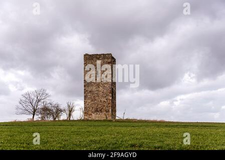 Deutschland, Sachsen-Anhalt, Wanzleben, Wachturm aus Feldsteinen, der blaue Aussichtsturm aus dem Jahr 1438. Gehört zu den ältesten Gebäuden der Magdeburger Börde. In Sachsen-Anhalt sind nur noch zwei Kontrollräume aus dieser Zeit erhalten. Stockfoto