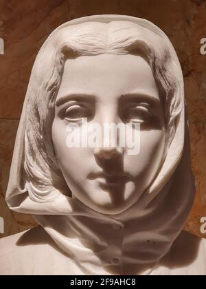 Weißer Marmorkopf der jungen Frau Laudomia von Filippo Biganzoli in der Galerie für Moderne Kunst, Mailand Stockfoto