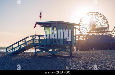 Rettungsschwimmer Station Turm am Strand am Santa Monica Pier während Dämmerung Stockfoto