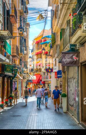 PALMA DE MALLORCA, SPANIEN, 18. MAI 2017:Blick auf eine schmale Straße im historischen Zentrum von Palma de Mallorca, Spanien Stockfoto