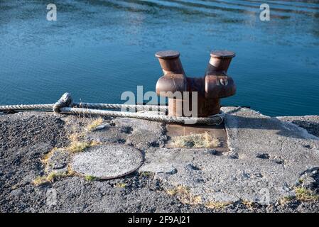 Alte Anlegestelle für Boote im Strandbereich Stockfoto