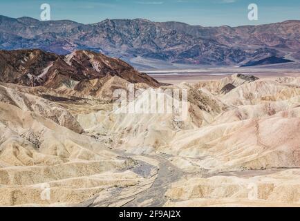 Stark erodierte Grate am berühmten Zabriskie Point, Death Valley National Park, Kalifornien, USA Stockfoto