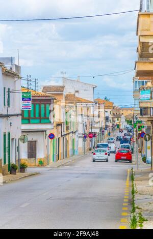 FELANITX, SPANIEN, 20. MAI 2017: Blick auf eine schmale Straße in Felanitx, Mallorca, Spanien Stockfoto