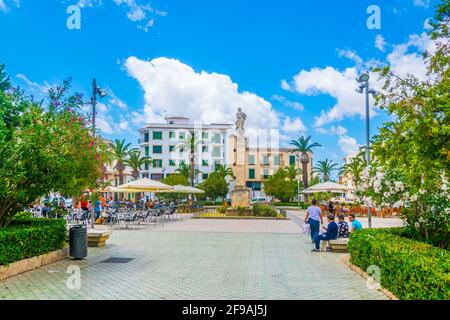 FELANITX, SPANIEN, 20. MAI 2017: Blick auf eine schmale Straße in Felanitx, Mallorca, Spanien Stockfoto