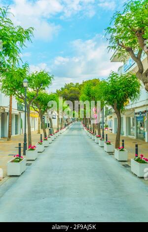 CALA D'OR, SPANIEN, 19. MAI 2017: Blick auf eine schmale Straße in Cala D'Or, Mallorca, Spanien Stockfoto