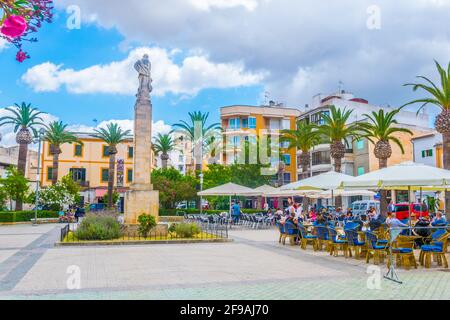 FELANITX, SPANIEN, 20. MAI 2017: Blick auf eine schmale Straße in Felanitx, Mallorca, Spanien Stockfoto