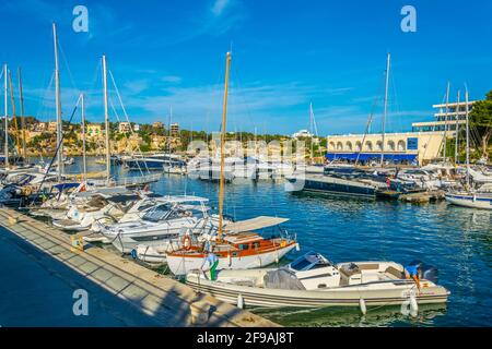 PORTO CRISTO, SPANIEN, 20. MAI 2017: Marina in Porto Cristo, Mallorca, Spanien Stockfoto