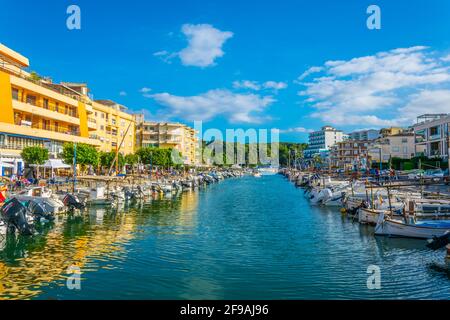 PORTO CRISTO, SPANIEN, 20. MAI 2017: Marina in Porto Cristo, Mallorca, Spanien Stockfoto