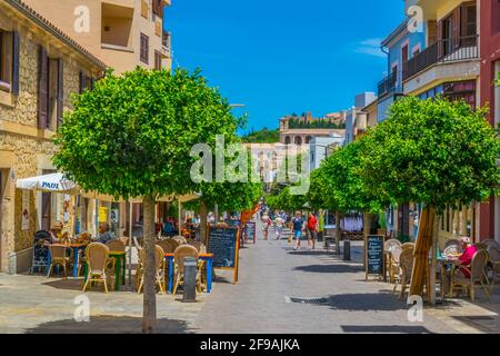 ARTA, SPANIEN, 22. MAI 2017: Blick auf eine schmale Straße im historischen Zentrum von Arta, Mallorca, Spanien Stockfoto