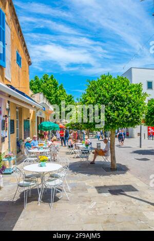 ARTA, SPANIEN, 22. MAI 2017: Blick auf eine schmale Straße im historischen Zentrum von Arta, Mallorca, Spanien Stockfoto