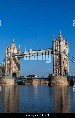England, London, Tower Bridge und Reflexion in der Themse Stockfoto