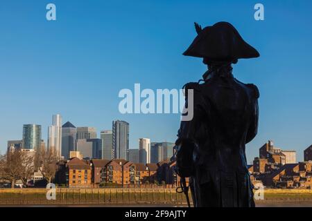 England, London, Greenwich, Silouette der Lord Nelson Statue und die Canary Wharf Skyline Stockfoto