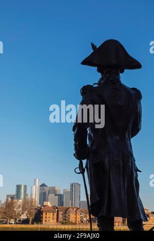 England, London, Greenwich, Silouette der Lord Nelson Statue und die Canary Wharf Skyline Stockfoto