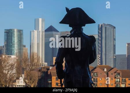 England, London, Greenwich, Silouette der Lord Nelson Statue und die Canary Wharf Skyline Stockfoto