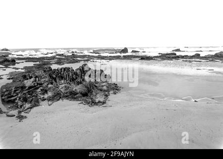 Schwarz-weißer Felsen am strand von legon Pari in Sawarna 3 Stockfoto