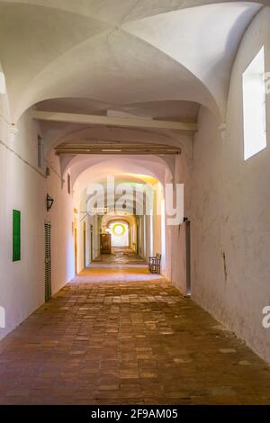 VALLDEMOSSA, SPANIEN, 26. MAI 2017: Korridor von Real Cartuja de Valldemossa, Mallorca, Spanien Stockfoto