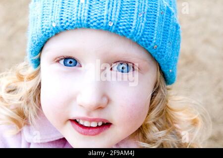 Kleinkind schaut in die Kamera, blondes Mädchen, Nahaufnahme, Serie von Porträts Stockfoto