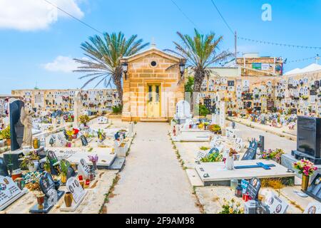 MELLIEHA, MALTA, 8. JUNI 2017: Ein kleiner Friedhof in Mellieha, Malta Stockfoto