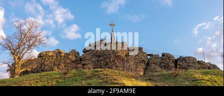 Deutschland, Sachsen-Anhalt, Ballenstedt, Gegensteine mit Gipfelkreuz, Teil der Teufelsmauer im Harz. Stockfoto