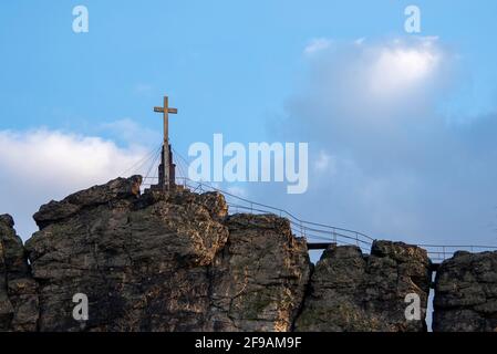 Deutschland, Sachsen-Anhalt, Ballenstedt, Gegensteine mit Gipfelkreuz, Teil der Teufelsmauer im Harz. Stockfoto