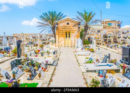 MELLIEHA, MALTA, 8. JUNI 2017: Ein kleiner Friedhof in Mellieha, Malta Stockfoto