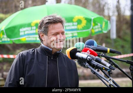 Steinbergkirche, Deutschland. April 2021. Robert Habeck, Bundesvorsitzender von Bündnis 90/die Grünen, spricht auf einer Mitgliederversammlung der Grünen zur Wahl des Direktkandidaten für den Bundestag. Die Grünen der Stadt Flensburg und des Landkreises Schleswig-Flensburg wollen bei der Veranstaltung in der Steinbergkirche ihren Direktkandidaten für die Bundestagswahl im September 2021 nominieren. Der einzige Kandidat ist bisher Parteiführer Habeck. Quelle: Christian Charisius/dpa/Alamy Live News Stockfoto