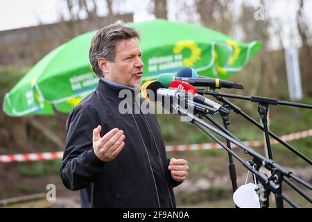 Steinbergkirche, Deutschland. April 2021. Robert Habeck, Bundesvorsitzender von Bündnis 90/die Grünen, spricht auf einer Mitgliederversammlung der Grünen zur Wahl des Direktkandidaten für den Bundestag. Die Grünen der Stadt Flensburg und des Landkreises Schleswig-Flensburg wollen bei der Veranstaltung in der Steinbergkirche ihren Direktkandidaten für die Bundestagswahl im September 2021 nominieren. Der einzige Kandidat ist bisher Parteiführer Habeck. Quelle: Christian Charisius/dpa/Alamy Live News Stockfoto