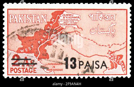 MOSKAU, RUSSLAND - 22. SEPTEMBER 2019: In Pakistan gedruckte Briefmarke zeigt Karte mit umstrittener Fläche (13PS auf 2As), offizielle Serie, um 1961 Stockfoto