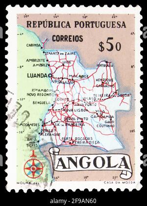MOSKAU, RUSSLAND - 22. SEPTEMBER 2019: Briefmarke gedruckt in Angola zeigt Karte von Angola, Serie, um 1955 Stockfoto