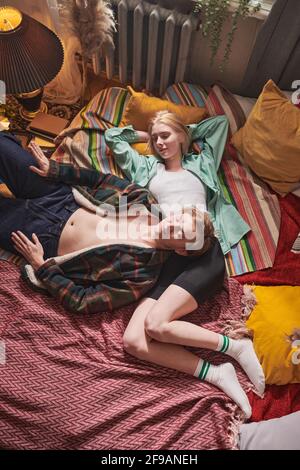 Blick auf das junge Paar, das auf dem Bett liegt und Schlafen zusammen im Schlafzimmer Stockfoto