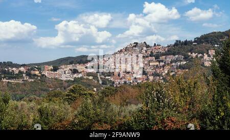 Panorama von Rocca di Papa, kleine Stadt in den hügeln von alban, rom, latium, italien Stockfoto