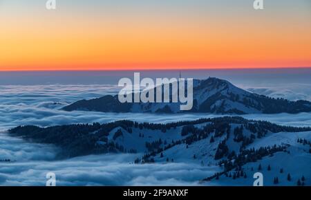 Berge nach Sonnenuntergang über dem Meer der Wolken. Grünten, Allgäuer Alpen. Bayern, Deutschland, Europa Stockfoto