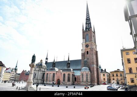 Eine Außenansicht der Riddarholmen-Kirche in Stockholm, Schweden, am 17. April 2021, während einer Zeremonie zu Ehren des verstorbenen britischen Prinzen Philip, Herzog von Edinburgh. Der königliche Orden der Seraphim von Prinz Philip wurde während einer einstündigen Glocke in der Kirche aufgestellt. Prinz Philip wurde 1954 von König Gustaf VI. Adolf zum Ritter des Seraphim-Ordens gemacht.Foto: Jessica Gow / TT / Code 10070 *** SWEDEN OUT *** Stockfoto