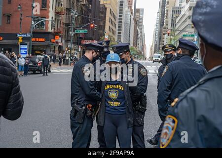 Beamte des New Yorker Polizeidezernats (NYPD) verhaften während eines Protestes einen Aktivisten.Beamte des New Yorker Polizeidezernats (NYPD) verhafteten zwei Aktivisten, nachdem sie sich während eines Protestes vor dem niederländischen Konsulat in Manhattan geweigert hatten, den Verkehr zu blockieren und in New York zur Wiedergutnahme von Schwarzen aufzufordern. (Foto von Ron Adar / SOPA Images/Sipa USA) Stockfoto