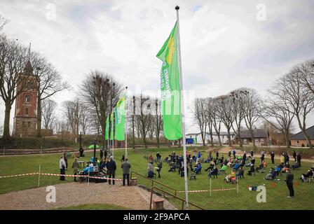 Steinbergkirche, Deutschland. April 2021. Robert Habeck (am Mikrofon), Bundesvorsitzender von Bündnis 90/die Grünen, spricht auf einer Mitgliederversammlung der Grünen zur Wahl des Direktkandidaten für den Bundestag. Die Grünen der Stadt Flensburg und des Landkreises Schleswig-Flensburg wollen bei der Veranstaltung in der Steinbergkirche ihren Direktkandidaten für die Bundestagswahl im September 2021 nominieren. Der einzige Kandidat ist bisher Parteiführer Habeck. Quelle: Christian Charisius/dpa/Alamy Live News Stockfoto