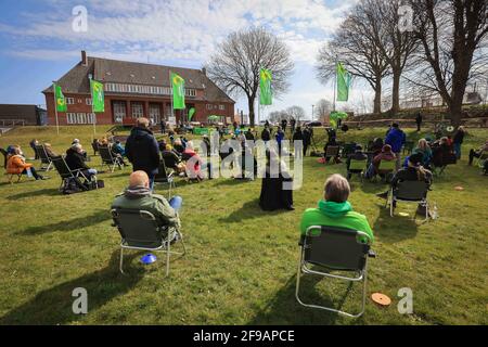 Steinbergkirche, Deutschland. April 2021. Robert Habeck (am Mikrofon), Bundesvorsitzender von Bündnis 90/die Grünen, spricht auf einer Mitgliederversammlung der Grünen zur Wahl des Direktkandidaten für den Bundestag. Die Grünen der Stadt Flensburg und des Landkreises Schleswig-Flensburg wollen bei der Veranstaltung in der Steinbergkirche ihren Direktkandidaten für die Bundestagswahl im September 2021 nominieren. Der einzige Kandidat ist bisher Parteiführer Habeck. Quelle: Christian Charisius/dpa/Alamy Live News Stockfoto