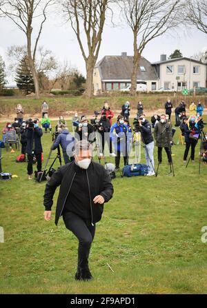 Steinbergkirche, Deutschland. April 2021. Robert Habeck, Bundesvorsitzender von Bündnis 90/die Grünen, nimmt an das Mikrofon für seine Rede auf einer Mitgliederversammlung der Grünen zur Wahl des Direktkandidaten für den Bundestag Teil. Die Grünen der Stadt Flensburg und des Landkreises Schleswig-Flensburg wollen bei der Veranstaltung in der Steinbergkirche ihren Direktkandidaten für die Bundestagswahl im September 2021 nominieren. Der einzige Kandidat ist bisher Parteiführer Habeck. Quelle: Christian Charisius/dpa/Alamy Live News Stockfoto