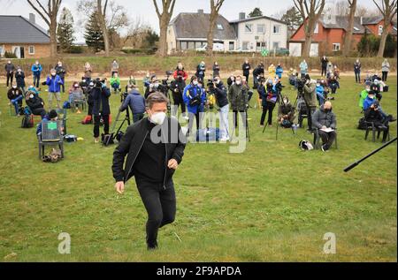 Steinbergkirche, Deutschland. April 2021. Robert Habeck, Bundesvorsitzender von Bündnis 90/die Grünen, nimmt an das Mikrofon für seine Rede auf einer Mitgliederversammlung der Grünen zur Wahl des Direktkandidaten für den Bundestag Teil. Die Grünen der Stadt Flensburg und des Landkreises Schleswig-Flensburg wollen bei der Veranstaltung in der Steinbergkirche ihren Direktkandidaten für die Bundestagswahl im September 2021 nominieren. Der einzige Kandidat ist bisher Parteiführer Habeck. Quelle: Christian Charisius/dpa/Alamy Live News Stockfoto