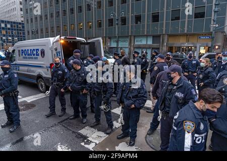 New York, Usa. April 2021. Beamte des New Yorker Polizeidezernats (NYPD) wurden während eines Protestes gesehen.Beamte des New Yorker Polizeidezernats (NYPD) verhafteten zwei Aktivisten, nachdem sie sich während eines Protestes vor dem niederländischen Konsulat in Manhattan geweigert hatten, den Verkehr zu blockieren und in New York zur Wiedergutnahme von Schwarzen aufzufordern. Kredit: SOPA Images Limited/Alamy Live Nachrichten Stockfoto