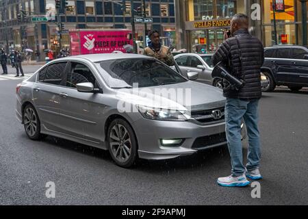 New York, Usa. April 2021. Ein Aktivist der schwarzen Live-Materie-Bewegung konfrontiert einen Fahrer während eines Protestes.Beamte des New Yorker Polizeidezernats (NYPD) verhafteten zwei Aktivisten, nachdem sie sich während eines Protestes vor dem niederländischen Konsulat in Manhattan geweigert hatten, den Verkehr zu blockieren und für Schwarze in New York Reparationen zu fordern. Kredit: SOPA Images Limited/Alamy Live Nachrichten Stockfoto